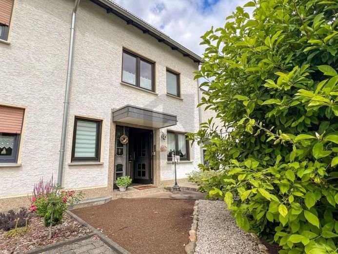 FAMILIENHAUS MIT DG-WOHNUNG & DOPPELGARAGE – Foto 1