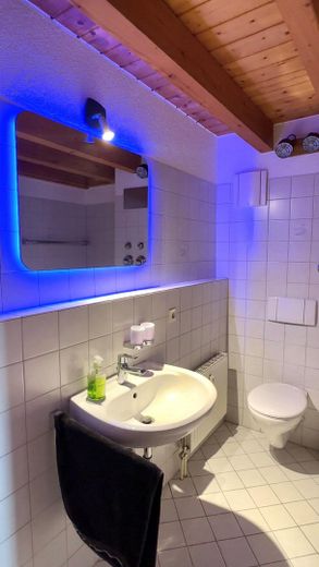 Nähe Basel | 2 Stellplätze inklusive | DG-Wohnung mit Empore | provisionsfrei – Bad