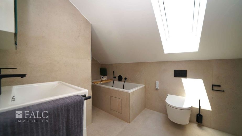 (T)Raum trifft Design - FALC Immobilien Heilronn – Badeoase mit Wanne...