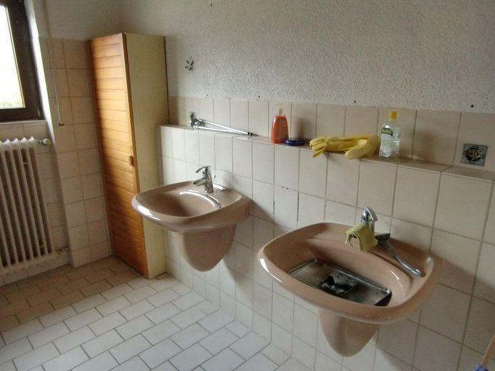 von Privat: Doppelhaushälfte mit Wintergarten, Kamin, Photovoltaik,… – 1 OG Bad