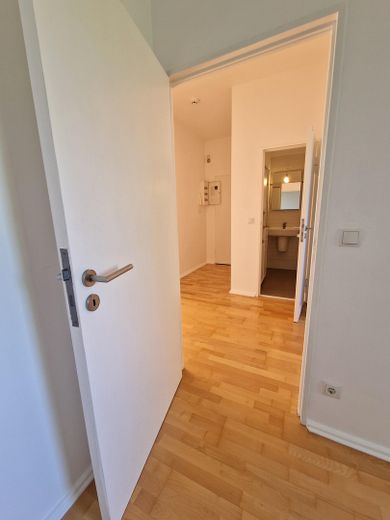 Sehr helle 2-Zi.-Whg., saniert, mit EBK, 4.OG mit Aufzug, Kudamm-Nähe – Blick vom Schlafzi. zum Gang