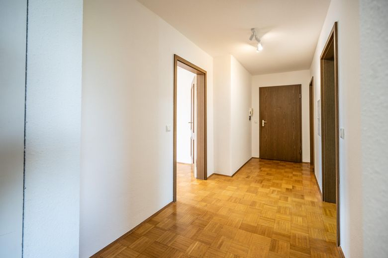Lichtdurchfluteter Wohnkomfort in Uni-Bestlage – 90 m² mit 3 Balkonen & TG-Stellplatz – Flur