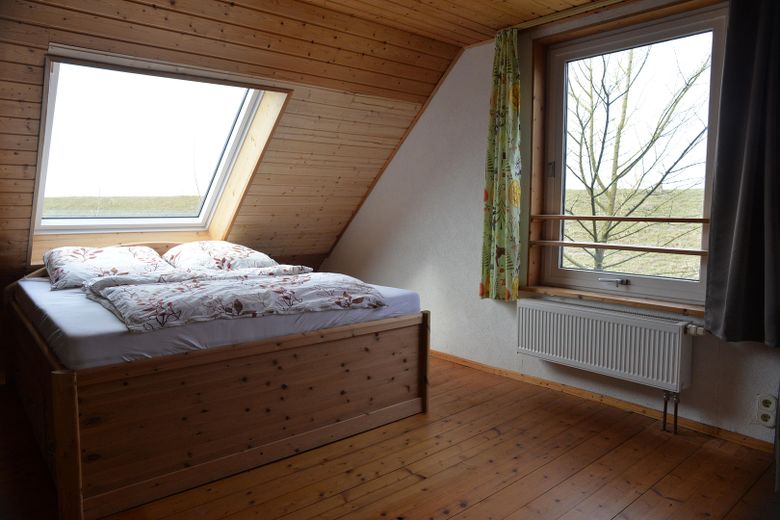 Ökologisch gebautes Holzhaus u. Nebengebäude – Schlafzimmer 1  Obergeschoss