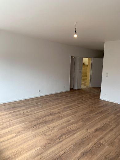Gruntownie odnowione mieszkanie 3-pokojowe w Neu-Isenburg z balkonem – Wohnzimmer