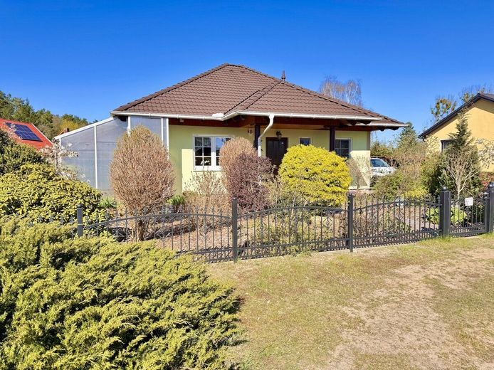 HORN IMMOBILIEN + Einfamilienhaus mit Einbauküche, Doppelgarage und Keller in Krugsdorf bei Pasewalk – Hausansicht