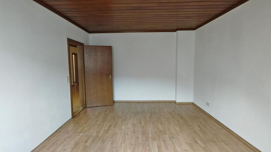 Zentral gelegene 2-Zi-Dachgeschosswohnung Nr. 5 in Oberviechtach – ab sofort frei – Wohnzimmer