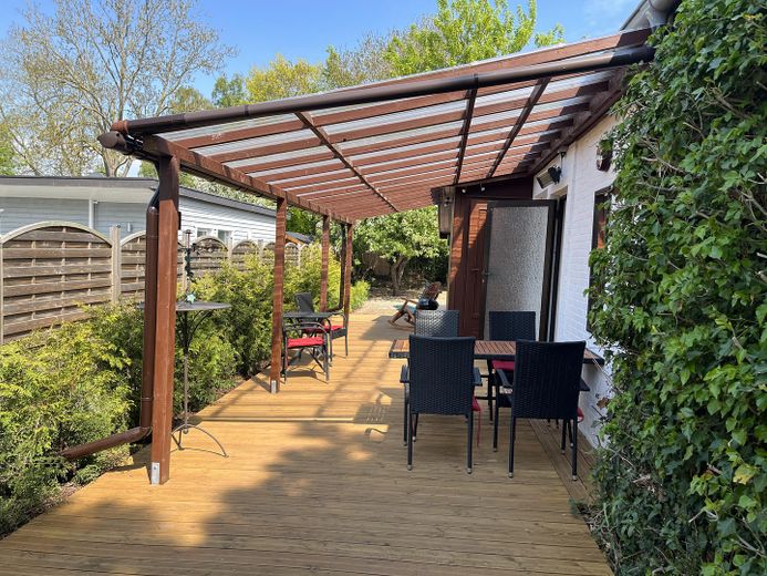 große überdachte Terrasse-West