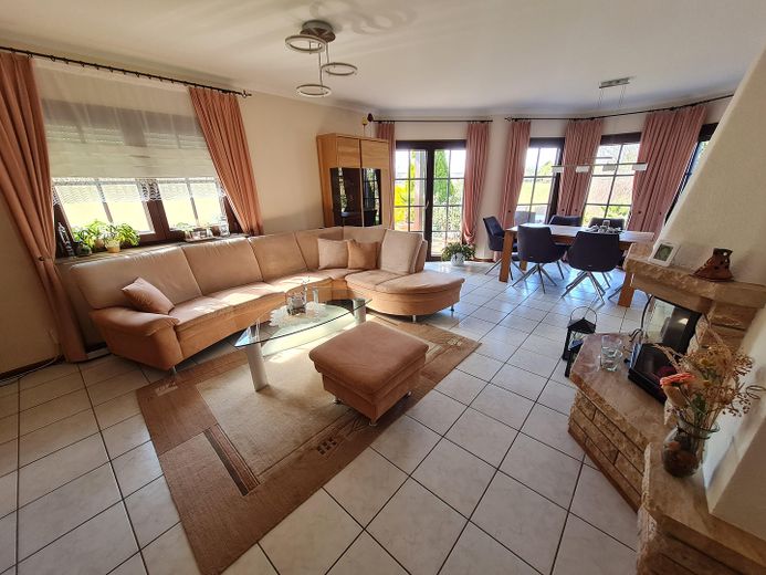 Büyüleyici Weber müstakil ailesi evi; önü kapanmayan doğa manzarası ve gerçek bir huzur faktörü – Wohnzimmer mit Kamin