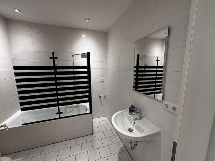 Luminoso appartamento di 3 locali con ascensore, nuova cucina componibile e bagno rinnovato – Modernisiertes Badezimmer