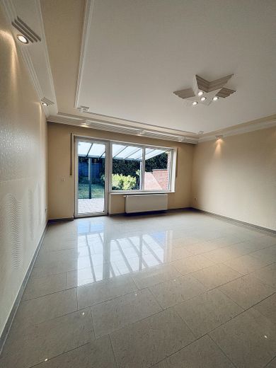 Stilvolles Reiheneckhaus mit Garage Stellplatz und ausgebautem Dachbereich mit Badezimmer – Foto 7