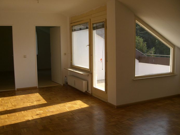 شقة تمليك في إمندينغن في موقع هادئ – Wohnzimmer / Balkon / leer