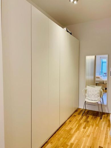 2,5 Zimmer Wohnung mit Balkon und Skylineblick – begehbarer Kleiderschrank