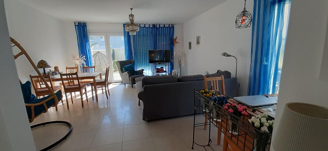 Family-friendly modern semi-detached house in a quiet development on the Havel – Zwei Ausgänge zum Garten