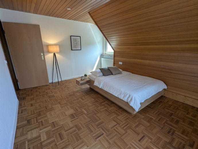 WG geeignete 4 Zimmer-DG-Whg mit Holzfußboden, Balkon, Wohnküche – Schlafzimmer 1
