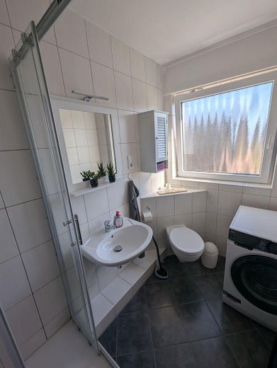Bad mit Dusche und WC