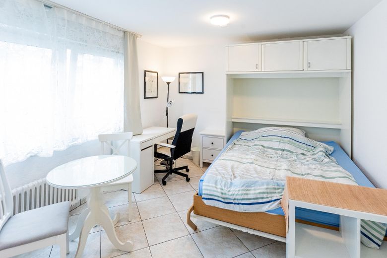Voll möbliertes 1-Zimmer-Apartment in Sachsenhausen – 999 € all-inclusive, sofort frei – Wohnraum mit Bett und Essplatz