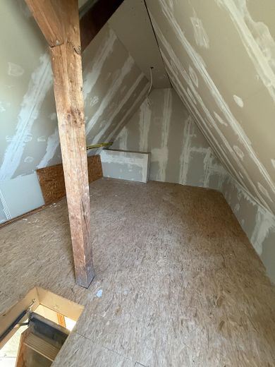 Gelflegte Doppelhaushälfte mit großem 580 m² Grundstück und Carport provisionsfrei bezugsfrei – Dachgeschoss 2 OG