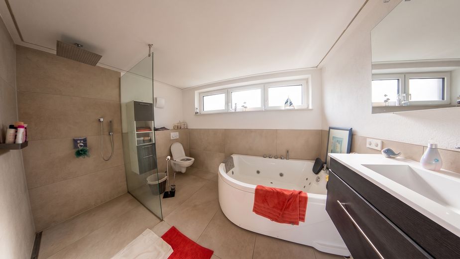 Modernisiertes Familienhaus mit Pool, Sauna, Flächenkühlung/Heizung, Smart Home & PV-Anlage – Bad