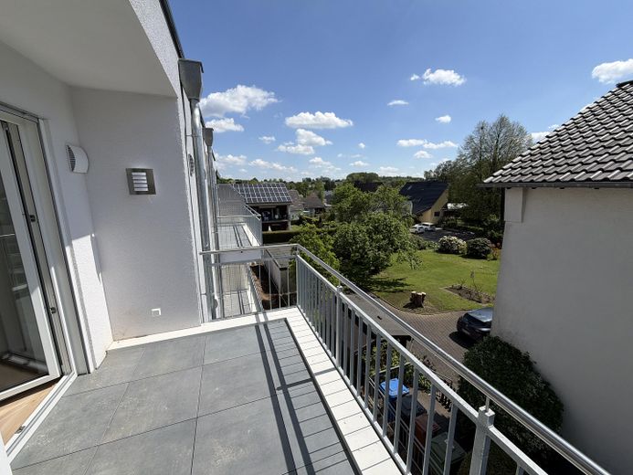 Nouveau projet haut de gamme : 3-4 pièces avec faibles charges (bâtiment KFW55) – Sicht Balkon DG rechts
