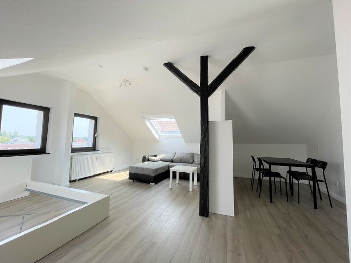 Bright city apartment => 5 min to Jahnplatz by train – Wohn-/Essbereich I