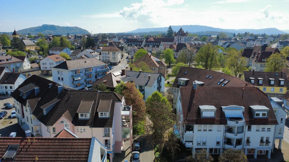 Zentral gelegene 4-Zimmer Maisonettewohnung mit 70m² Dachterrasse und Tiefgaragenstellplatz – Aussenansicht