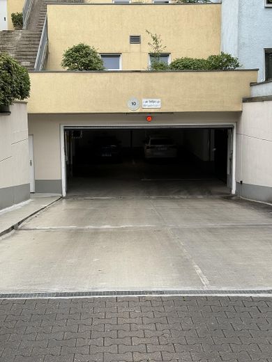 Einfahrt zur Tiefgarage -breit