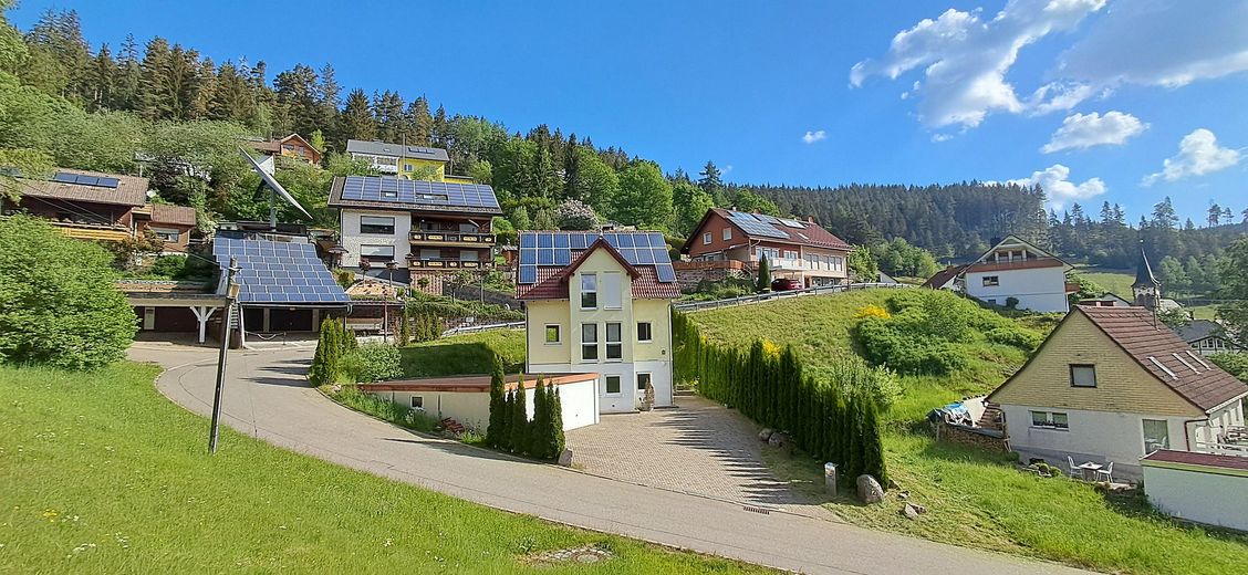 Modernes, zukunftsicheres Effizienzhaus - Wohnen, Arbeiten oder Vermieten - unverbaubare Aussicht – Außenansicht