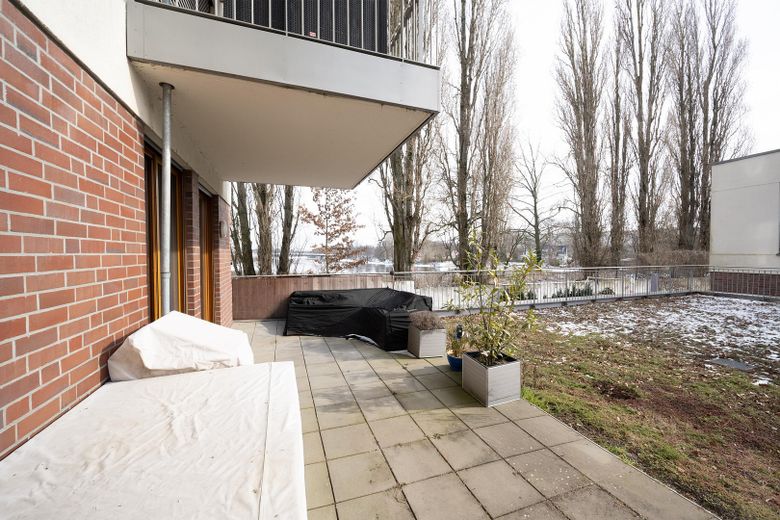 Exclusivo piso de 4,5 habitaciones con amplia terraza y vistas al agua en Berlín-Köpenick – Terrasse