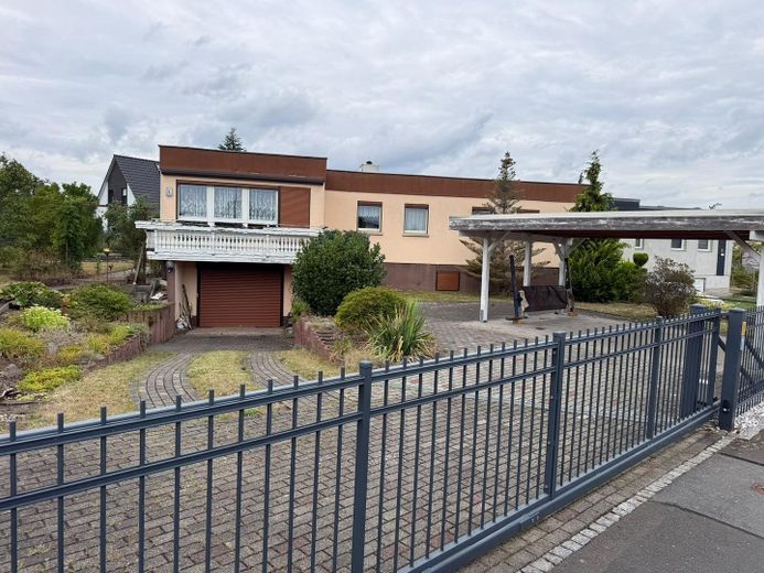 Casa unifamiliar con 1209qm de terreno y más de 250qm de superficie útil – Frontansicht