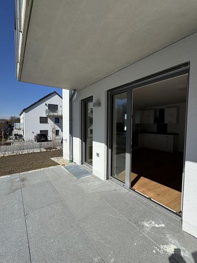 Sonnige 4-Zimmer Wohnung // Garten, EBK und hohen Decken // Neubau in Langenbach – Terasse 