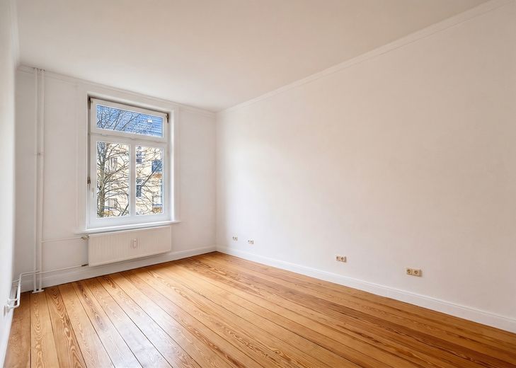 3 pok. mieszkanie w starej zabudowie Eimsbüttel, zmodernizowane, wysokie sufity, drewniane deski, sztukaterie, ok. 70 m², wolne/gotowe do zamieszkania – Schlafzimmer