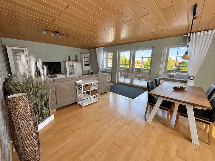 Two-family house with two garages and a large garden in Berka – Wohn- und Esszimmer OG