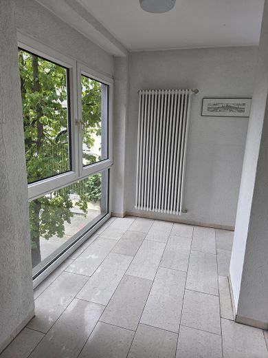 Rara opportunità nel Kreuzviertel: appartamento su due livelli, ca. 145 m², 4 locali, balcone – senza provvigione – 2. OG_Treppenhaus (1)