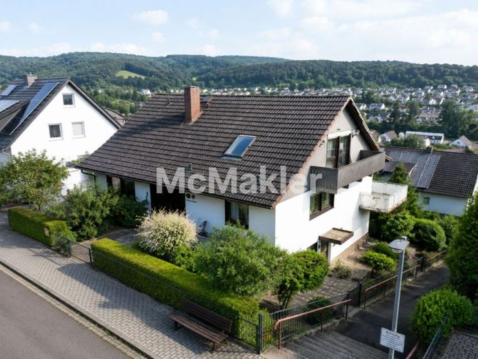 Großzügiges Einfamilienhaus mit vermieteter Einliegerwohnung und Weitblick über Bad Orb – Foto 1