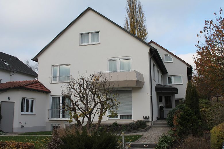Sehr gepflegtes 4-Familien-Wohnhaus mit großem Gartengrundstück in Top Wohnlage von CR – Außeanansicht