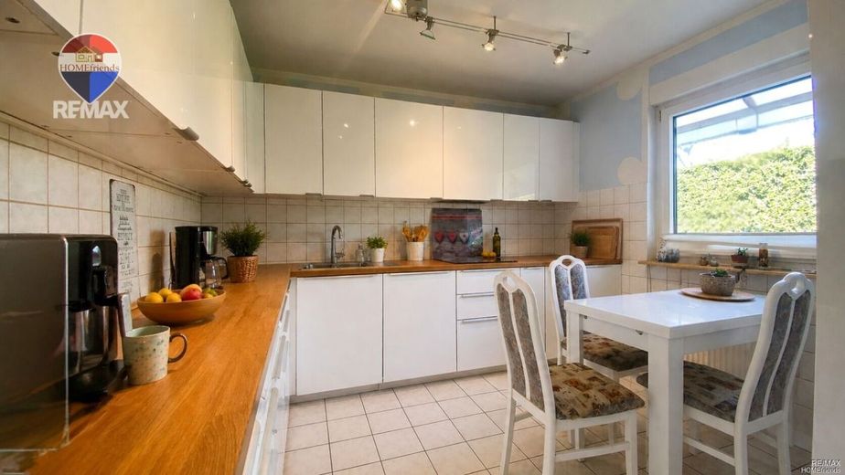 Doppelhaushälfte nahe Müggelsee | Niedrigenergiehaus mit Wintergarten &amp; Kamin in ruhiger Lage von Berlin-Köpenick – Küche