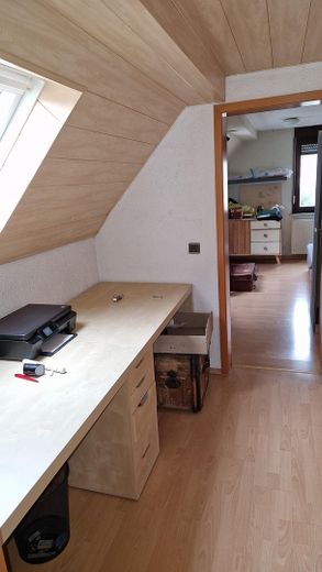 Arbeitsplatz und kleines Zi.