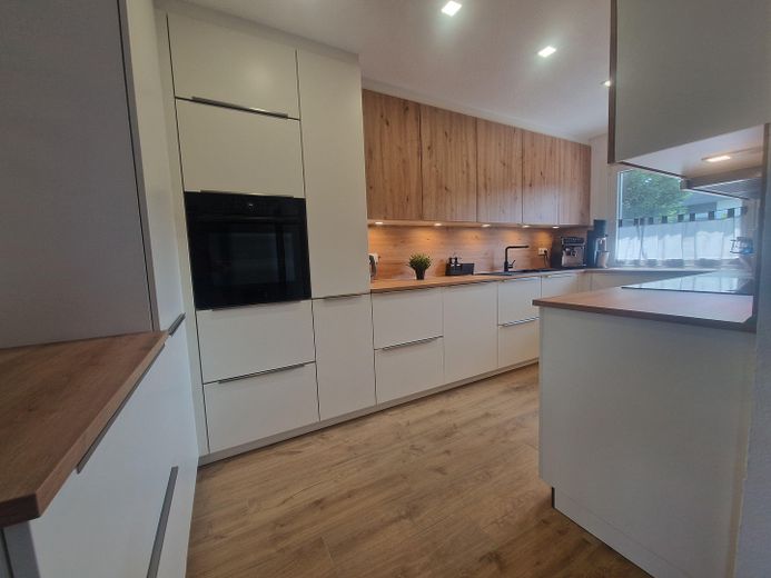 Bungalow mit mitoyenneté rénové sur le plan énergétique (A+) avec patio-jardin privé et vue dégagée sur la verdure – Küche