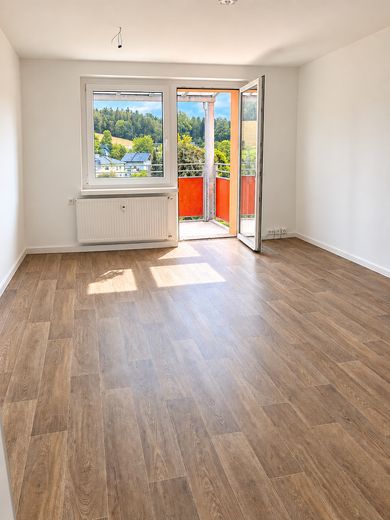 Appartamento di 3 locali completamente ristrutturato con ampio balcone e splendida vista a Thum – Referenzfoto Wohnzimmer