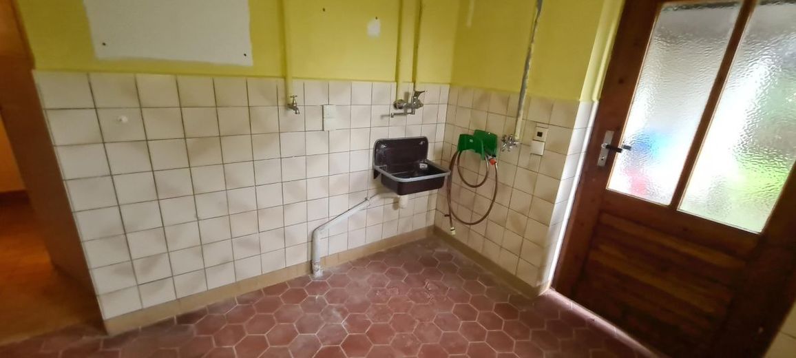 ab sofort: Einfamilienhaus in ruhiger Dorflage nahe Hermsdorf, Preis VB – Waschraum