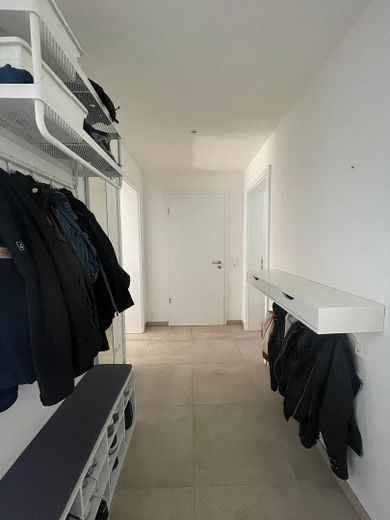 Design trifft Nachhaltigkeit: Exklusive 3-Zimmer-Neubauwohnung mit Kochinsel & PV-Anlage – Flur 