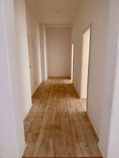 Helle, großzügig geschnittene 2-Zimmer-Wohnung – Flur mit Abstellecke