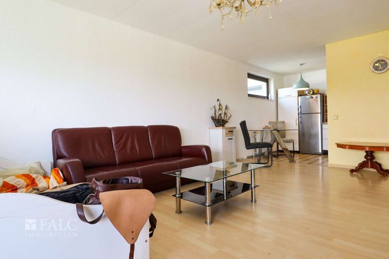 Attraktive 3-Zimmer-Wohnung mit großem Balkon, Tiefgaragenstellplatz in Junkersdorf – Wohnzimmer