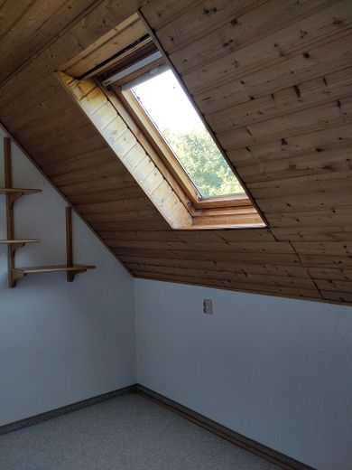 Haushälfte mit Charakter – Kammer bzw. halbes Zimmer oben