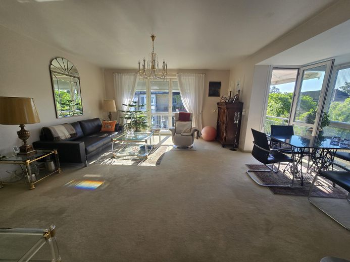 Appartement lumineux de 2 pièces à l’étage avec grand balcon et place de parking en sous-sol – Photo 3