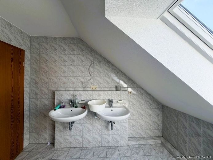 Helle Dachgeschosswohnung in Köditz mit zwei Balkonen und Tiefgaragenstellplatz – VUB0002470-13
