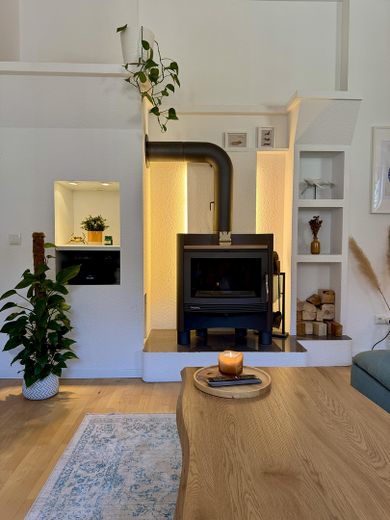 Maisonette de estilo antiguo inundada de luz, con chimenea, aire acondicionado y un ambiente residencial tranquilo – Wohnzimmer - Kamin