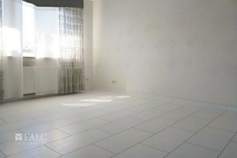 Zweifamilienhaus mit vielseitigen Nutzungsmöglichkeiten in ruhiger Wohnlage – Wohnzimmer OG