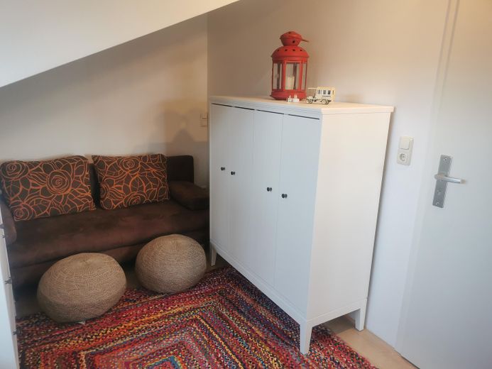 Zimmer in 2er WG - zentral - DG mit Seeblick (3 Zi Wohnung) – gemütliche Couch + Sitzbälle