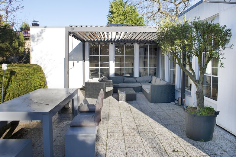 Haus im Bungalowstil als Fertigbau mit Pool, Nebengelass und großem Grundstück – Terrasse